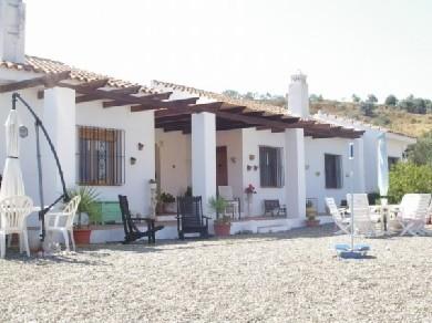 Chalet con 6 dormitorios se vende en Tolox