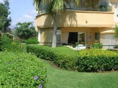 Apartamento con 2 dormitorios se vende en Marbella, Costa del Sol