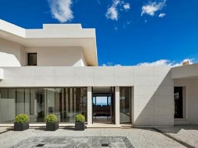 Chalet con 5 dormitorios se vende en Marbella, Costa del Sol