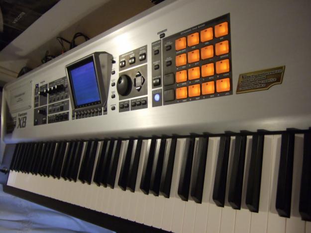 Roland FantomX8 Sintetizador Sampler Workstation