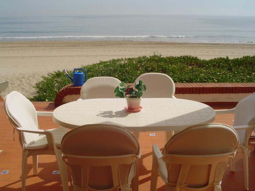 Alquilo casa,PRIMERA LÍNEA DE PLAYA.planta baja,a pie de playa,zona paupí,playa de oliva.