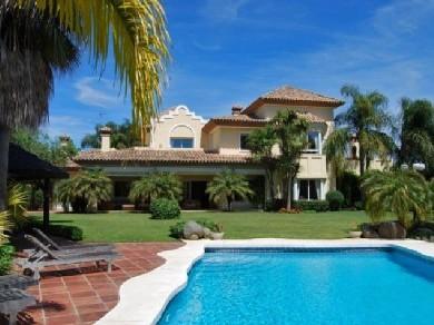 Chalet con 5 dormitorios se vende en Marbella, Costa del Sol