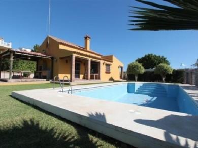 Chalet con 2 dormitorios se vende en Estepona, Costa del Sol