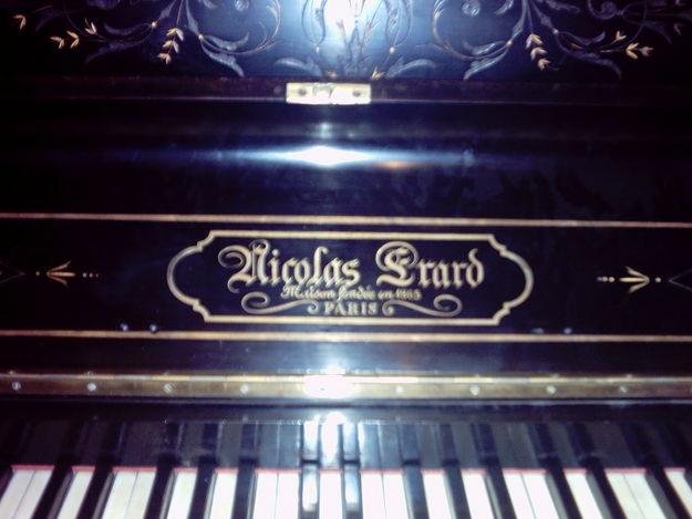 VENDO PIANO VERTICAL NICOLAS ERARD DE 1865 (PIEZA DE MUSEO)