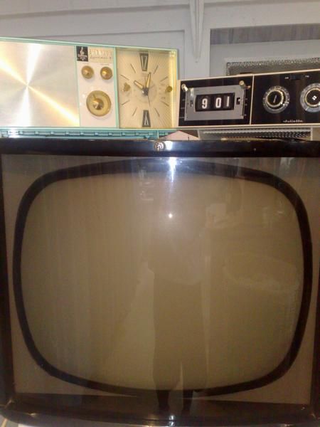 Se vende television antigua (Panorama) y 2 radios para coleccionismo