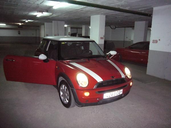 vendo mini rojo con rayas,techo y retrovisores blancos