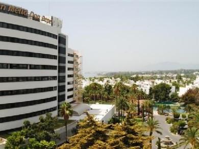 Apartamento con 2 dormitorios se vende en Marbella, Costa del Sol