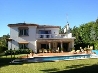 Chalet con 3 dormitorios se vende en Marbella, Costa del Sol