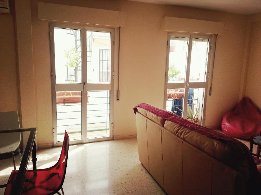 Habitación ecónomica en el centro, en piso luminoso