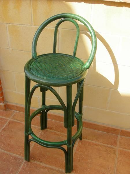 Sillas y mesitas de bambú curvado