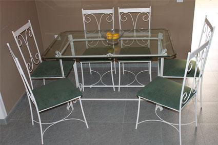 Conjunto de mesa y seis sillas de forja blancas