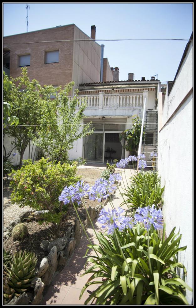 Casa Adosada con potencial de LOCAL en Barbera de Valles!