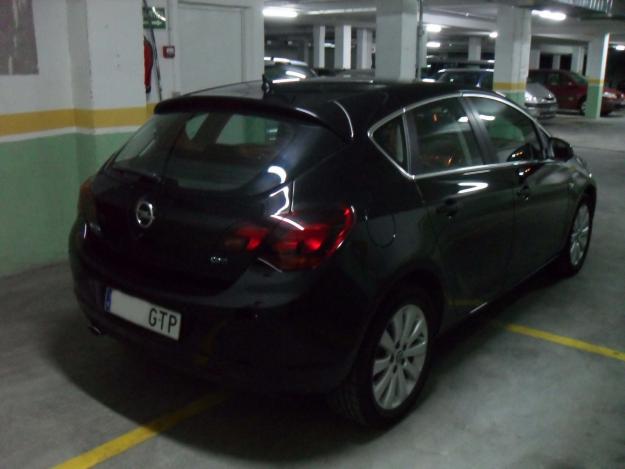 Opel Astra Cosmo 2.0 CDTI 160 cv. Negro metalizado.