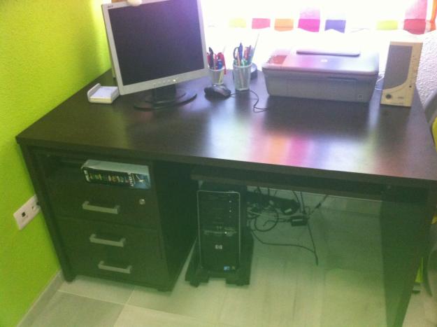 Mesa ordenador estanteria color wengüe como nuevo