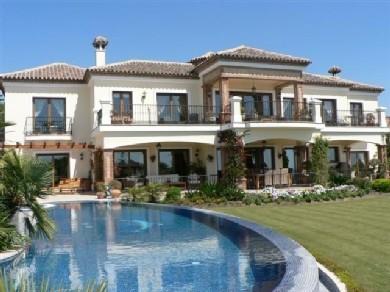 Chalet con 6 dormitorios se vende en Estepona, Costa del Sol