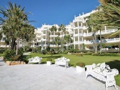 Apartamento con 2 dormitorios se vende en Estepona, Costa del Sol