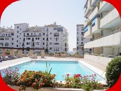 Apartamento con 2 dormitorios se vende en Marbella, Costa del Sol