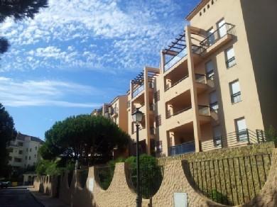 Apartamento con 3 dormitorios se vende en Marbella, Costa del Sol