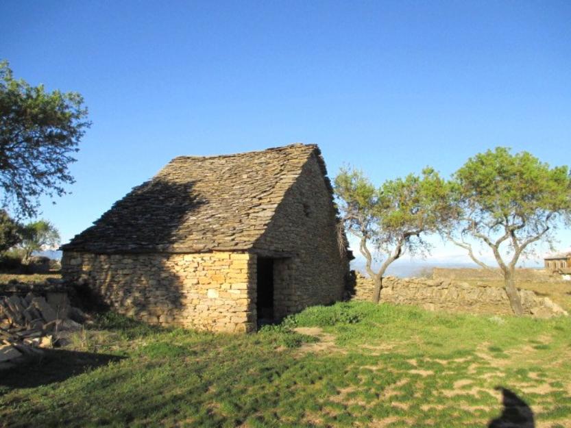 Borda con terreno 1400 m2 urbano en zona lecina sierra de guara