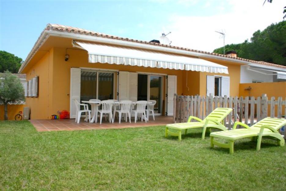 casa con jardín y piscina privada situada en L'Escala Costa Brava