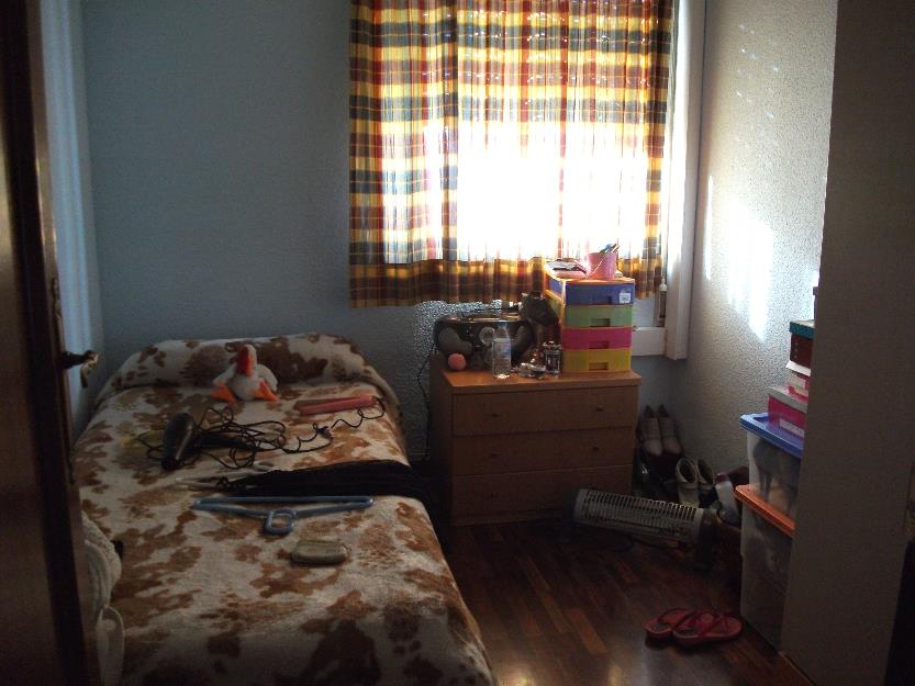 se alquila habitación en piso compartido