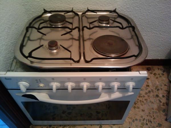 Vendo encimera 3 fuegos gas+ 1 eléctrico + horno eléctrico