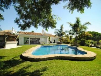 Chalet con 3 dormitorios se vende en Marbella, Costa del Sol