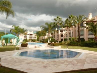 Apartamento con 4 dormitorios se vende en Marbella, Costa del Sol