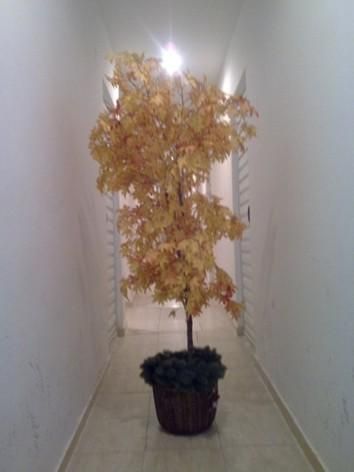 Vendo árbol de decoración artificial.