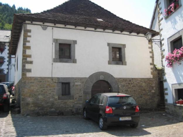 Casa tradicional con terreno ajardinado