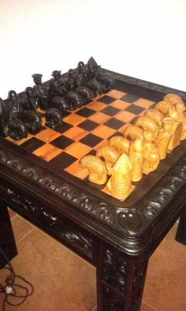 Mesa de ajedrez  con figuras en madera estilo castellano