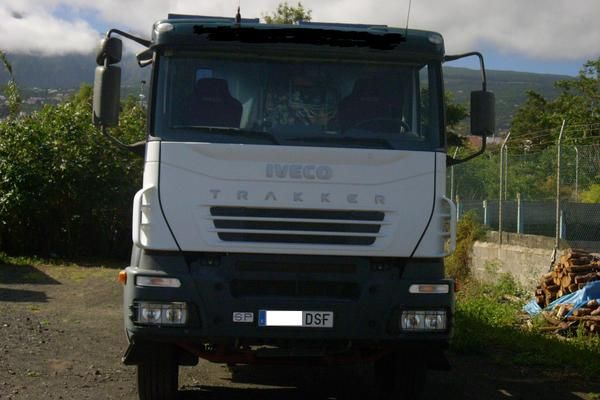 CAMION IVECO TRAKKER CON 3 BANDEJAS