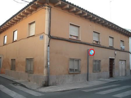 Casa con dos viviendas, bajo y primero mas una cochera para dos coches