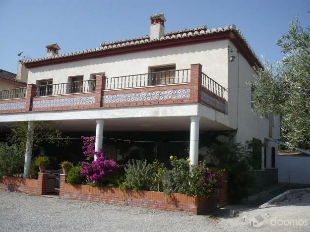 Venta de Chalet con piscina y tierras de cultivo y olivar