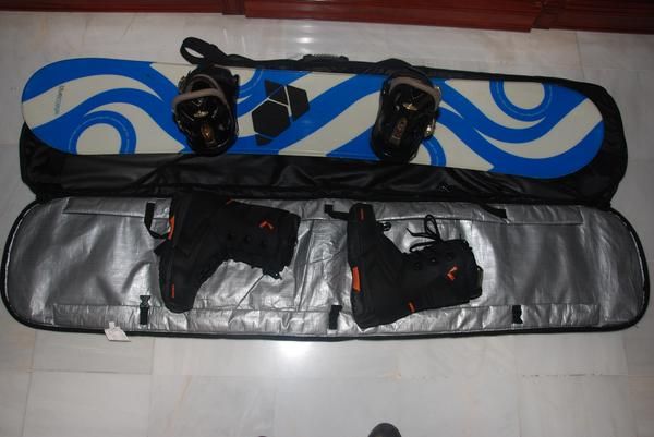 Vendo tabla de snow + fijaciones + botas, regalo de funda