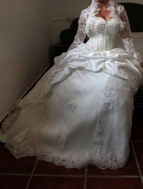 Vestido de novia con cancán y torerita en buen estado