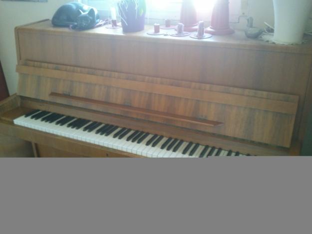 Piano  de  pared  marca  alemana  200EUR