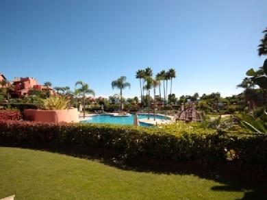 Apartamento con 2 dormitorios se vende en Estepona, Costa del Sol
