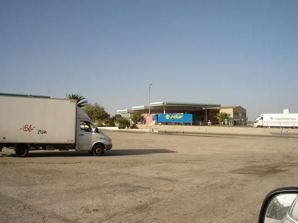 GASOLINERA AMBOS LADOS DE LA AUTOVIA