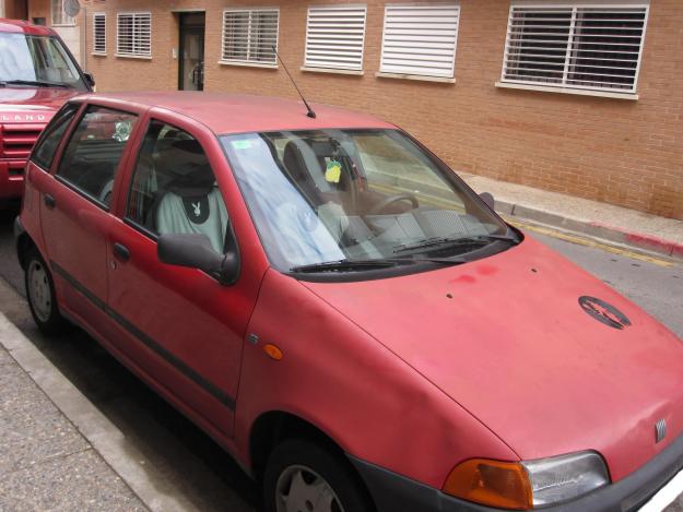 Fiat Punto 55 s de color rojo del año 1998. 99.000 km
