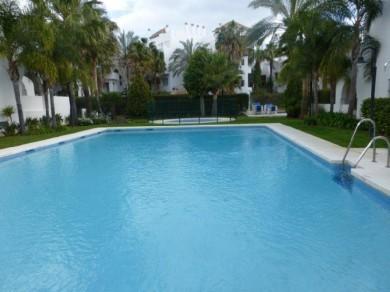 Apartamento con 2 dormitorios se vende en Marbella, Costa del Sol