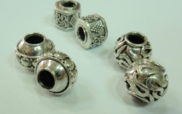 Entré piezas de plata