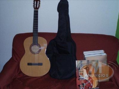 guitarra clásica de la marca sonora nueva a estrenar