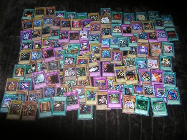 vendo casi 180 cartas de yu-gi-oh