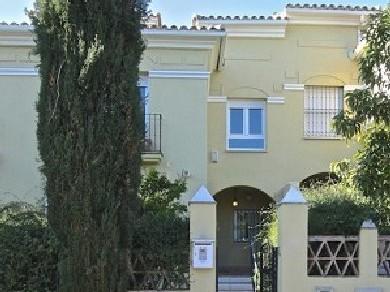 Adosado con 4 dormitorios se vende en Marbella, Costa del Sol