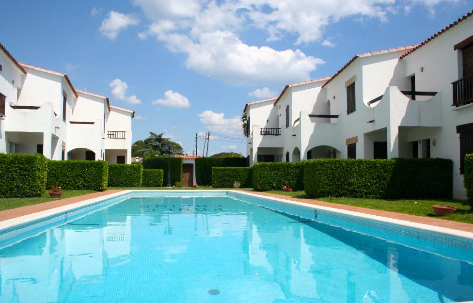 casa con piscina comunitaria situada en L'Escala Costa Brava