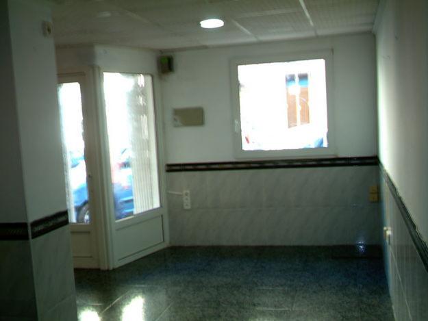 vendo o alquilo local comercial en calle muy transitada frente colegio e igresia 400€ alqu