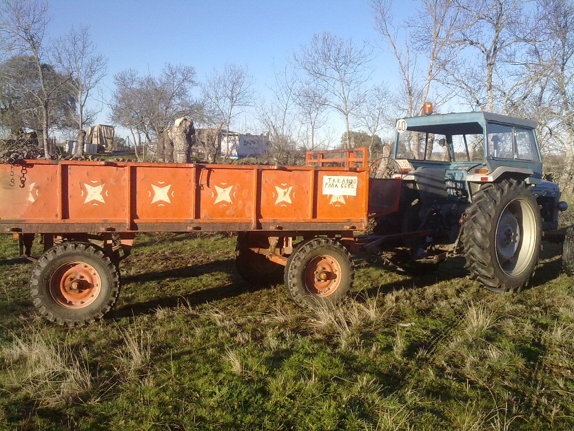 tractor con remolque y regalo cargapaquetes