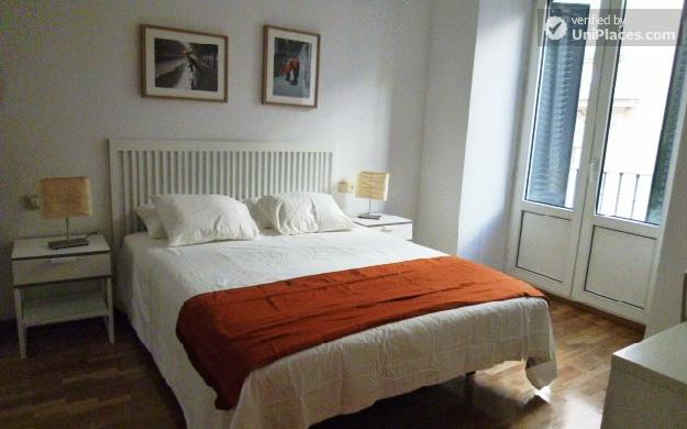 2-Bedroom apartment with balcony in vibrant Malasaña