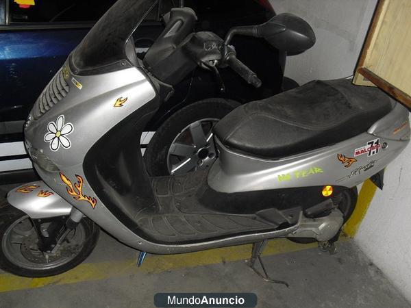 SE VENDE MOTO Y CASCOS